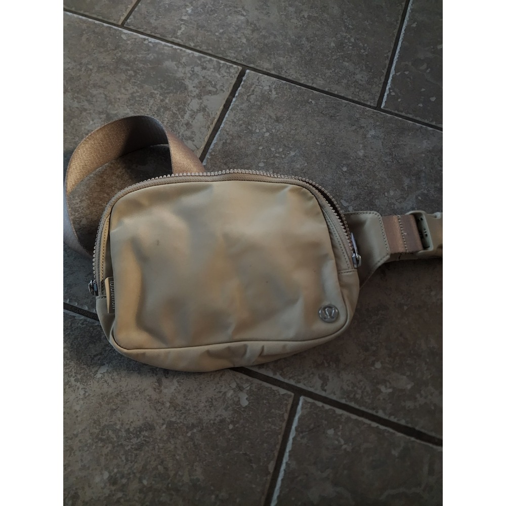 Lululemon Everywhere Belt Bag Tan Beige Adjustable Waist Pack Fanny Pack 1L